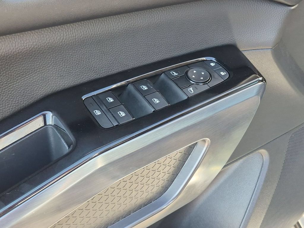 Used 2025 Nissan Pathfinder SL AWD/4WD image 13