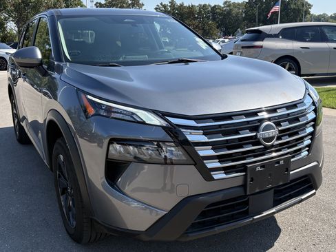 Used 2024 Nissan Rogue SV image 2