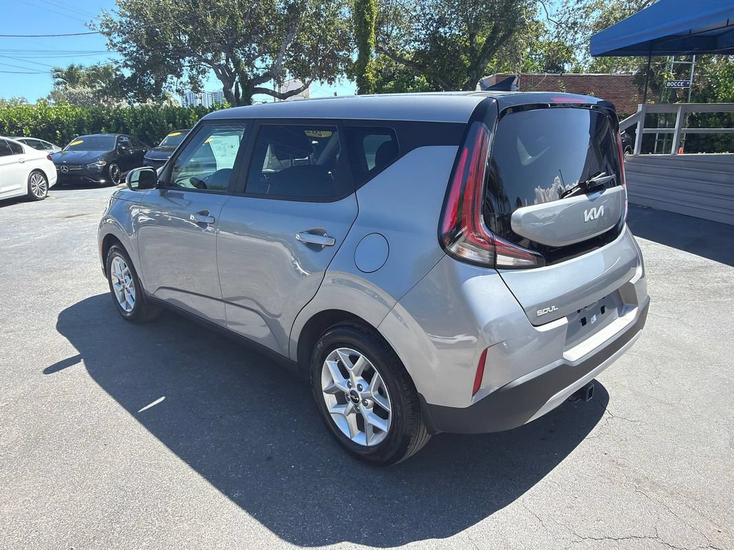 Used 2025 Kia Soul LX w/ LX Technology Package FWD image 3