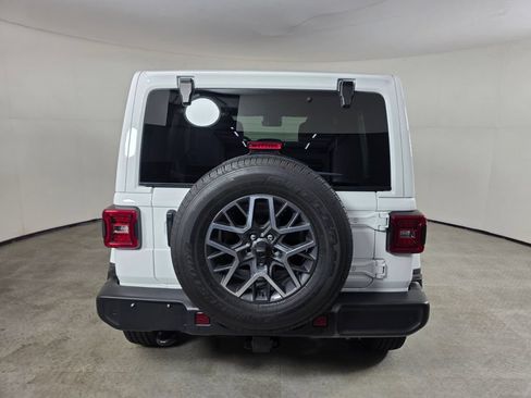 Used 2024 Jeep Wrangler Unlimited Sahara w/ Technology Group AWD/4WD image 5