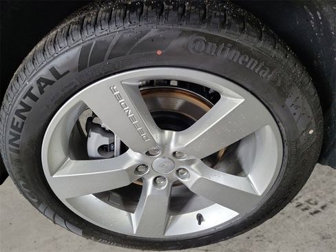 New 2024 Land Rover Defender 110 SE image 12