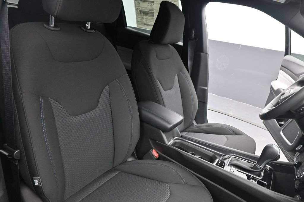 Used 2025 Jeep Compass Sport w/ Mopar Graphics Package AWD/4WD image 4