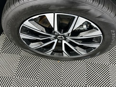 Used 2025 Volvo XC60 B5 Plus image 11