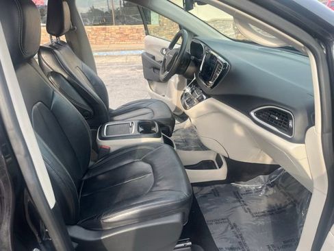 Used 2022 Chrysler Pacifica Touring-L FWD image 34
