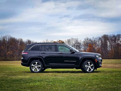 New 2025 Jeep Grand Cherokee Limited image 3