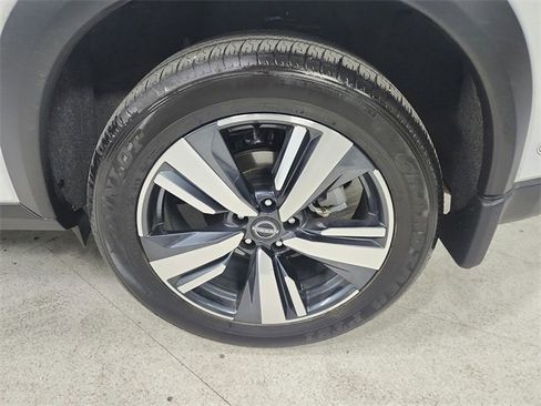 Used 2025 Nissan Rogue SL w/ SL Premium Package image 41