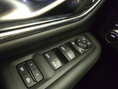 Used 2022 GMC Yukon SLT w/ SLT Premium Package image 32