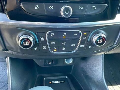 Used 2022 Chevrolet Traverse LT FWD image 19