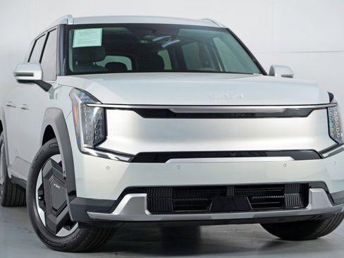 Used 2026 Kia EV9 Land image 4