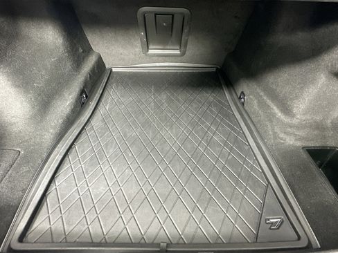 Used 2022 BMW 740i w/ Interior Design Package image 28