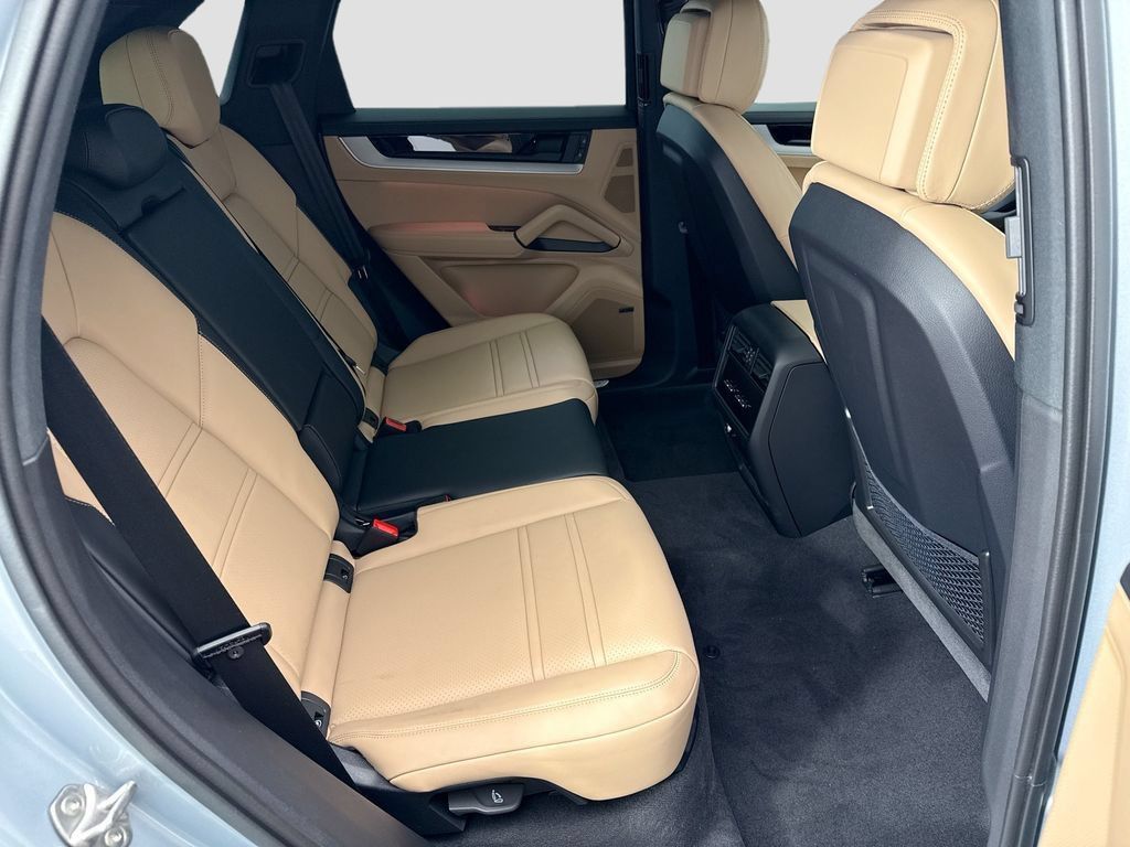 Used 2026 Porsche Cayenne AWD/4WD image 23