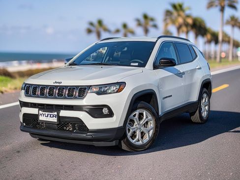 Used 2024 Jeep Compass Latitude AWD/4WD image 2