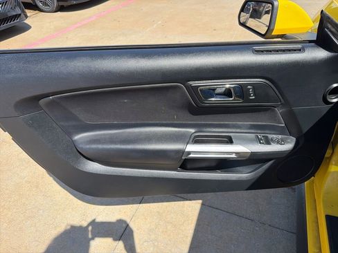 Used 2017 Ford Mustang Coupe RWD image 11