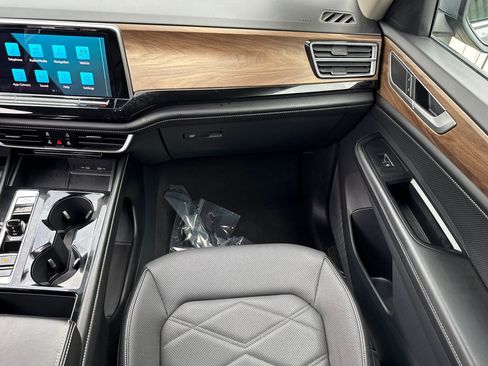 Used 2024 Volkswagen Atlas SE image 28