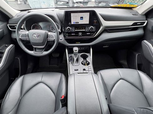Used 2023 Toyota Highlander XLE FWD image 12