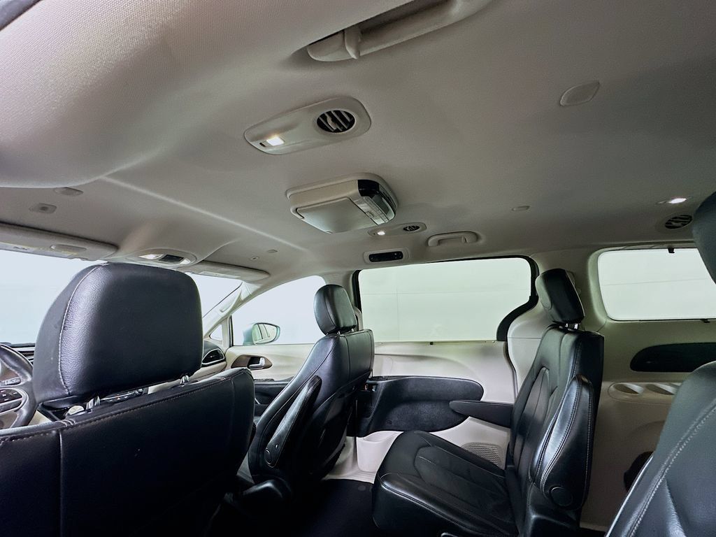 Used 2018 Chrysler Pacifica Touring-L w/ Premium Audio Group FWD image 15