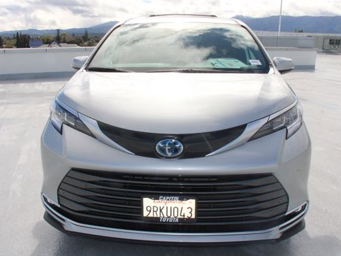 Certified 2025 Toyota Sienna Limited image 7
