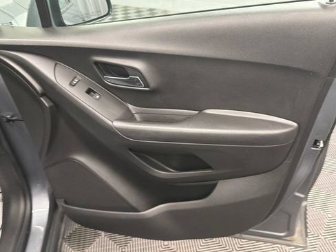 Used 2019 Chevrolet Trax LT w/ LT Convenience Package FWD image 16