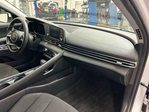 Used 2022 Hyundai Elantra Blue FWD image 12