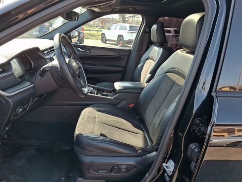 Used 2023 Jeep Grand Cherokee L Laredo image 14