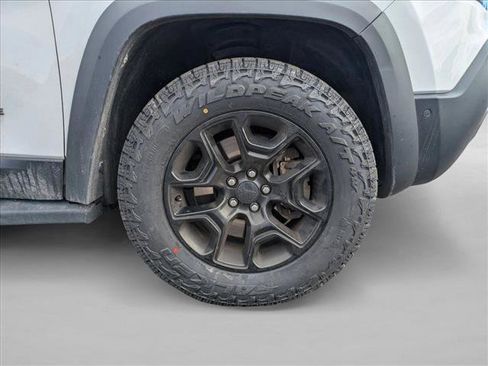 Used 2019 Jeep Cherokee Trailhawk image 23