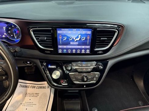 Used 2020 Chrysler Pacifica Limited image 29