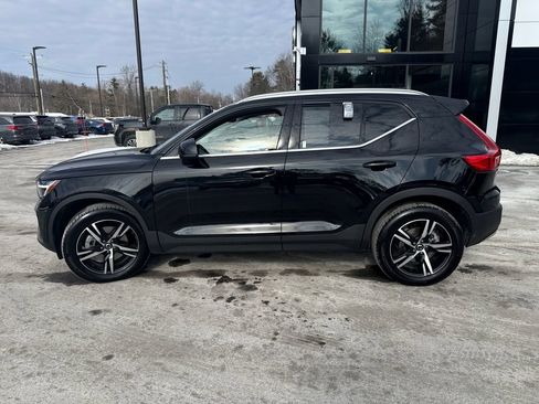 Used 2025 Volvo XC40 B5 Core image 2