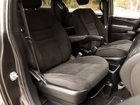 Used 2018 Dodge Grand Caravan SE image 26