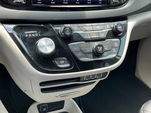 Used 2023 Chrysler Pacifica Touring-L FWD image 40