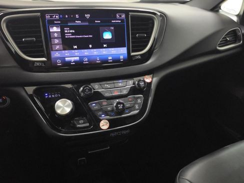 Used 2025 Chrysler Pacifica Select FWD image 6