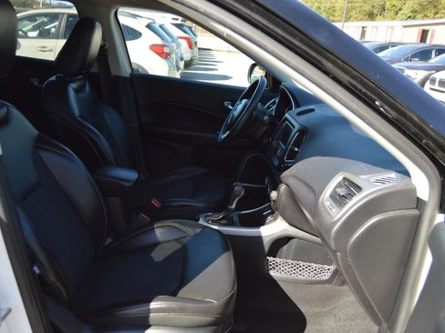 Used 2018 Jeep Compass Latitude FWD image 17