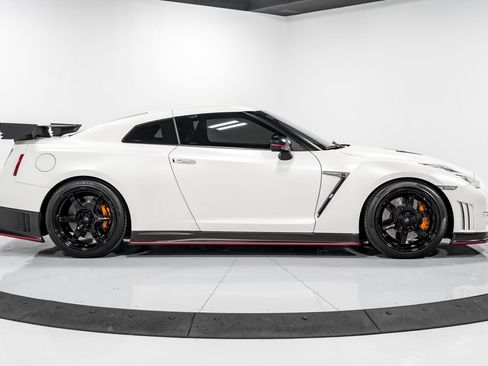 Used 2016 Nissan GT-R NISMO AWD/4WD image 2
