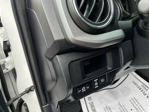 Used 2019 Toyota Tacoma TRD Sport w/ Technology Package image 13