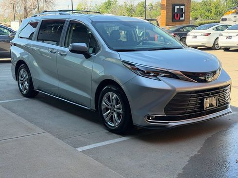 Used 2023 Toyota Sienna Platinum AWD/4WD image 15