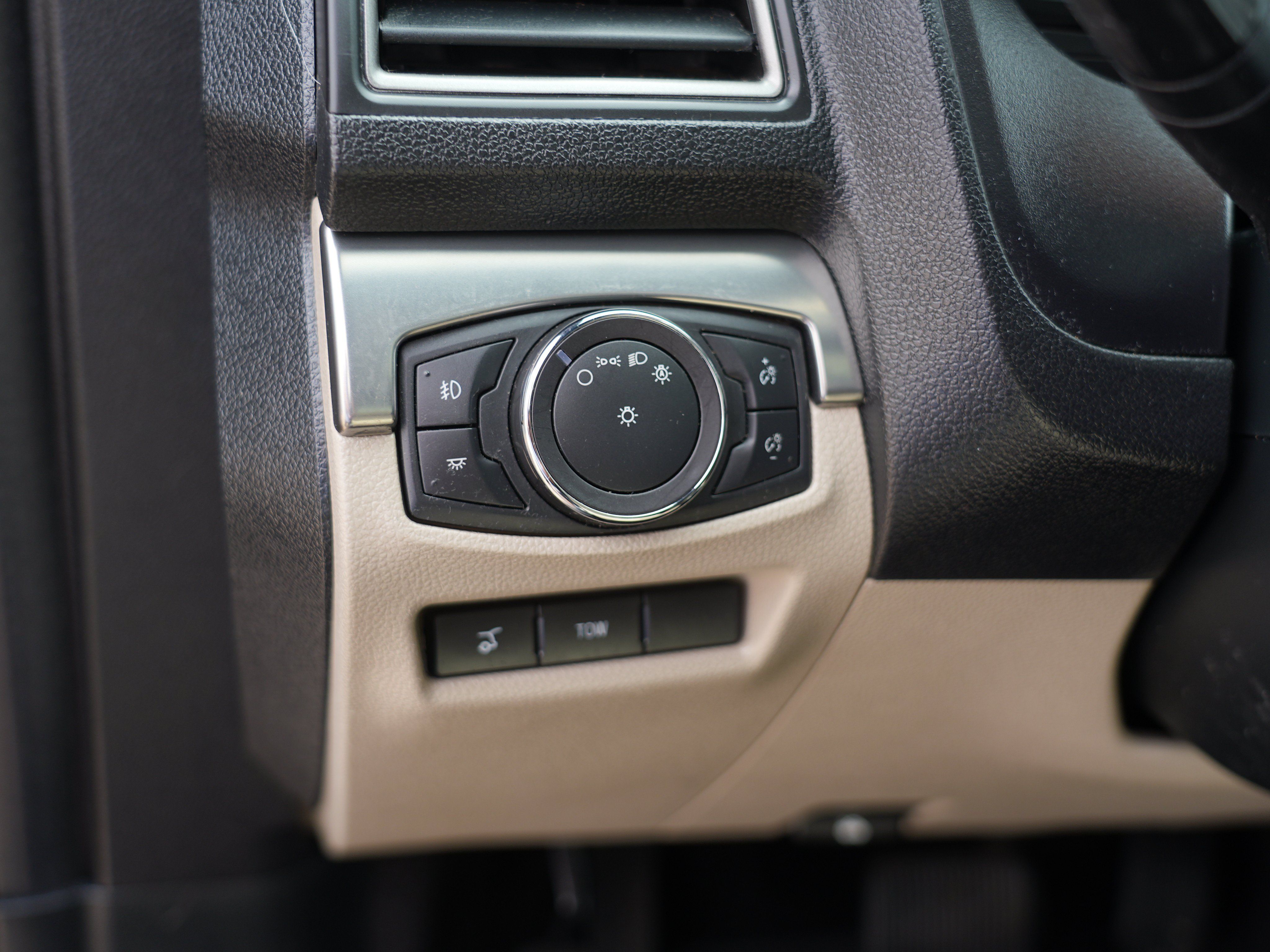Used 2018 Ford Explorer XLT w/ Equipment Group 202A AWD/4WD image 18