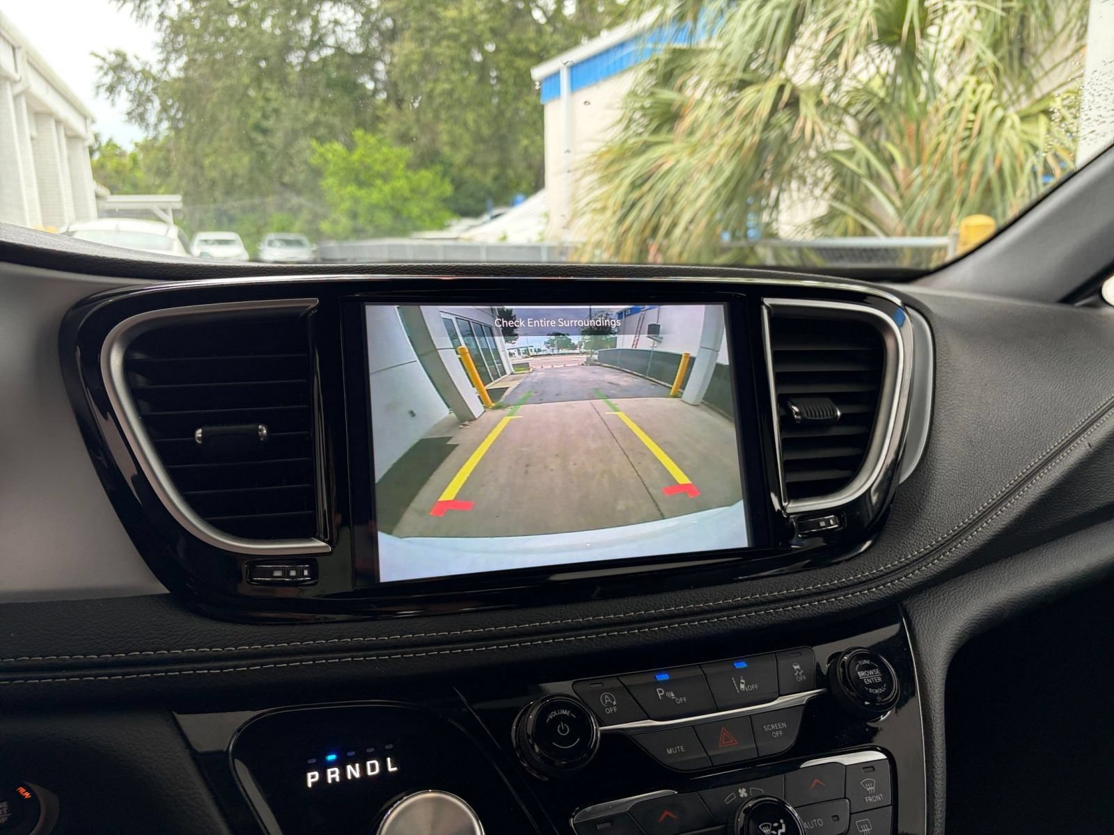 Used 2025 Chrysler Pacifica Limited FWD image 26