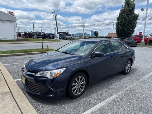 Used 2016 Toyota Camry XLE w/ Moonroof Package FWD image 4