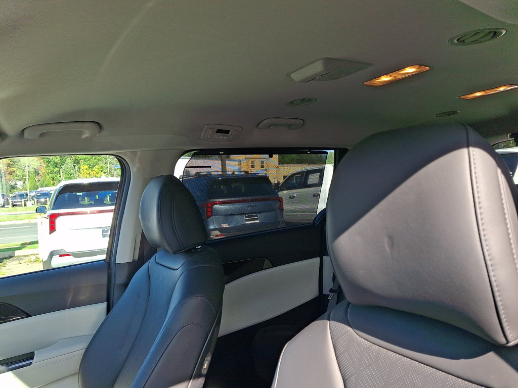 Used 2024 Kia Carnival EX FWD image 24
