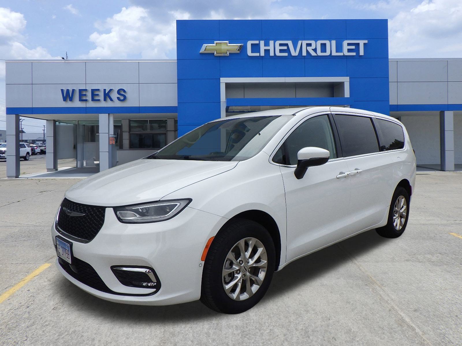 Used 2025 Chrysler Pacifica Select FWD image 1