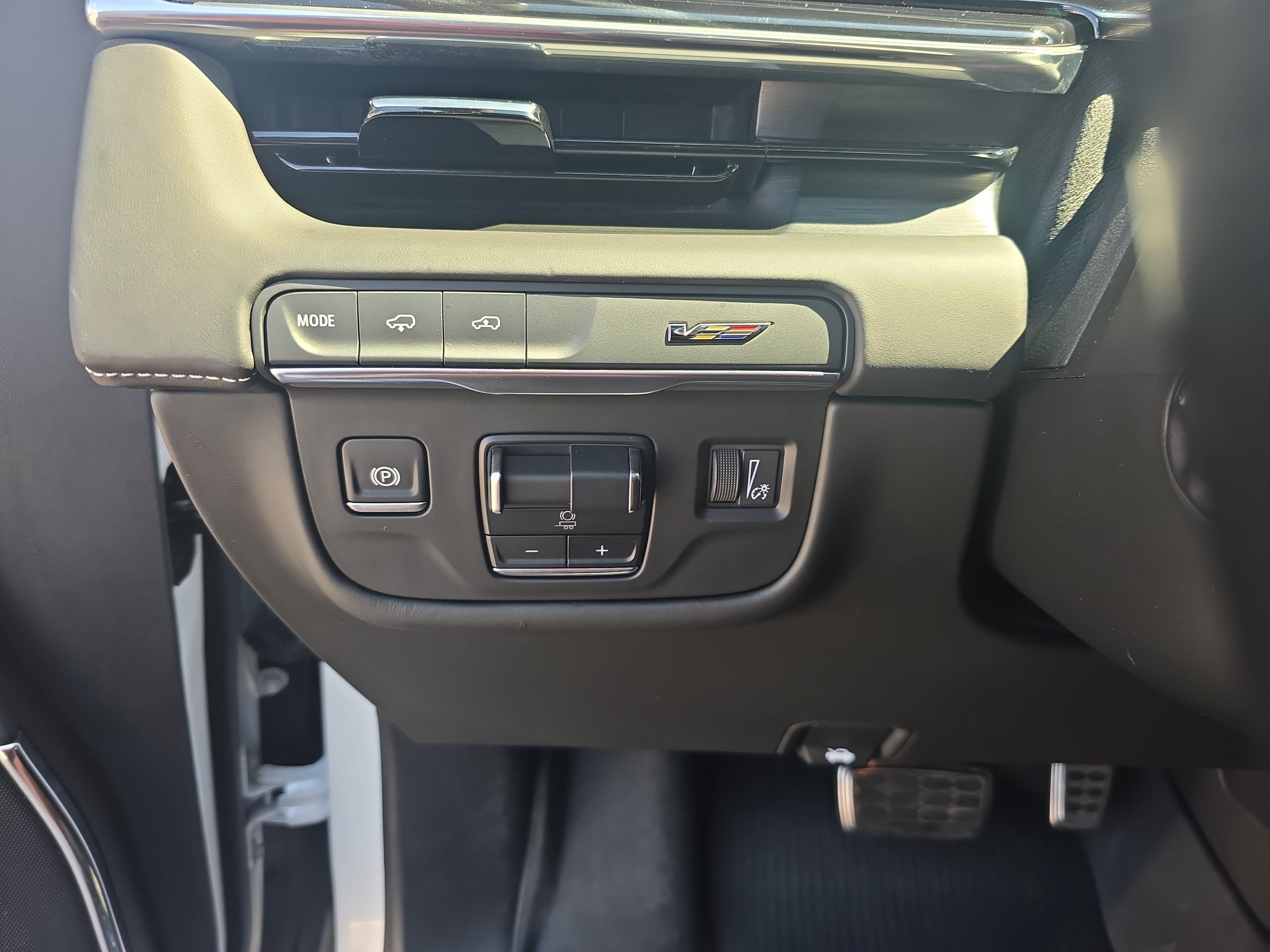 Certified 2024 Cadillac Escalade V w/ LPO, ONYX Package AWD/4WD image 27
