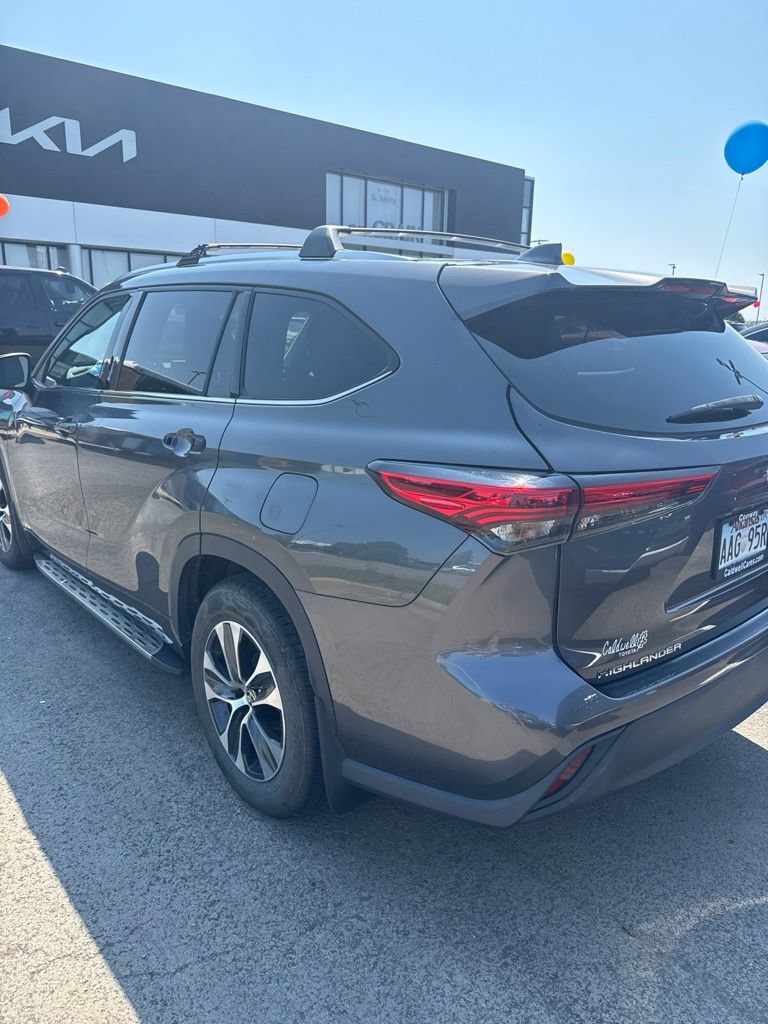 Used 2021 Toyota Highlander XLE FWD image 11