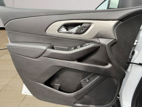 Used 2023 Chevrolet Traverse LT image 32