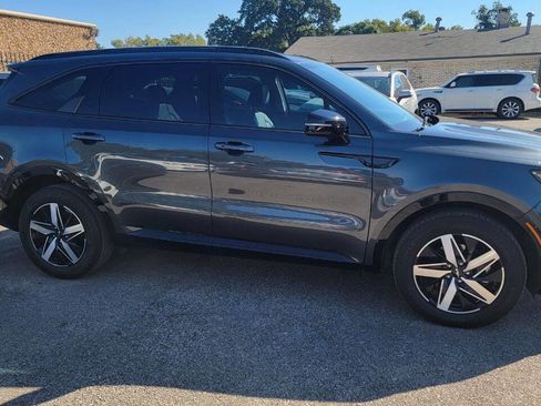 Used 2023 Kia Sorento EX image 4