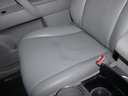 Used 2012 Toyota Highlander FWD w/ Tech Pkg image 23