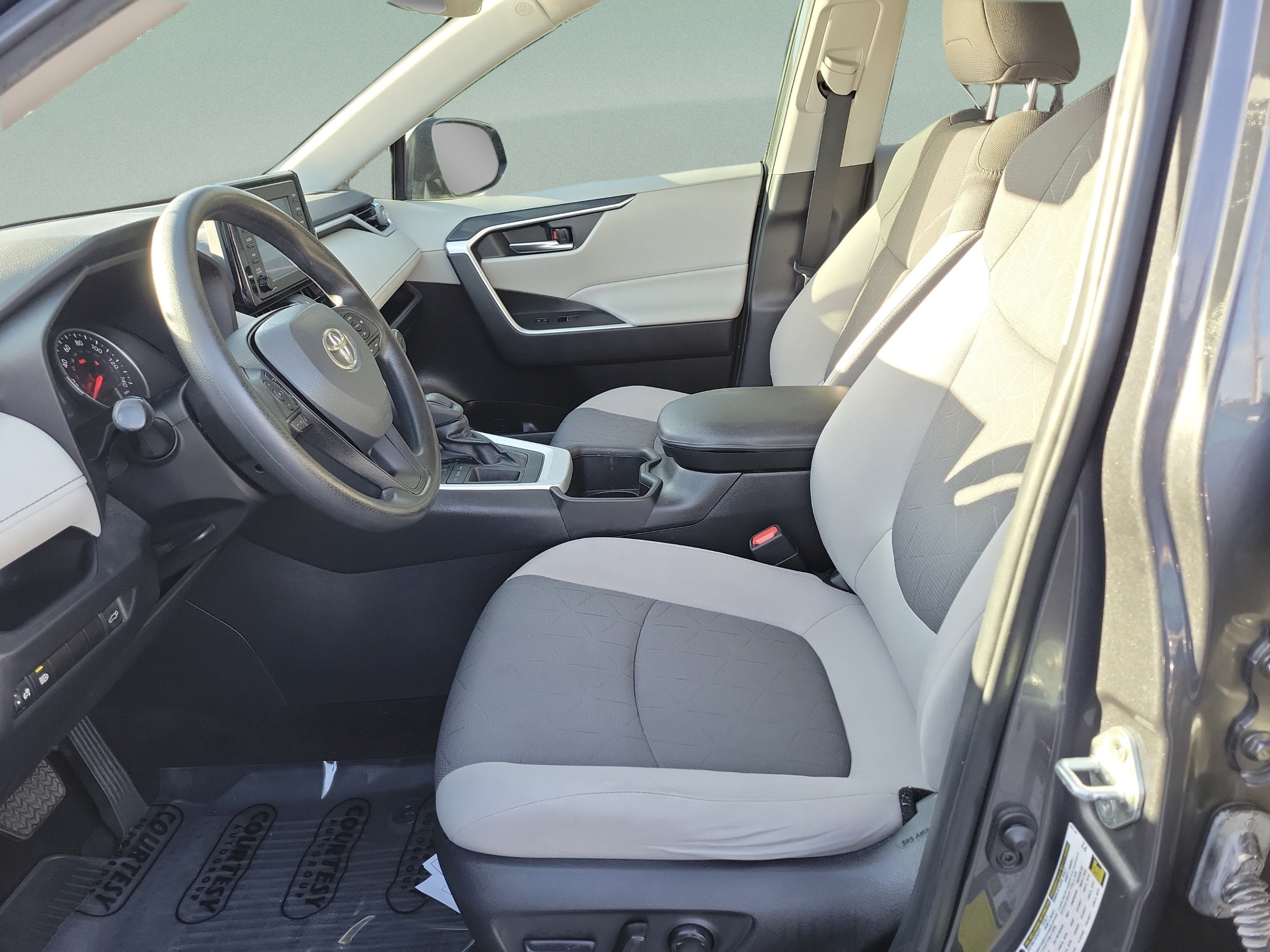 Used 2022 Toyota RAV4 XLE w/ Convenience Package FWD image 16