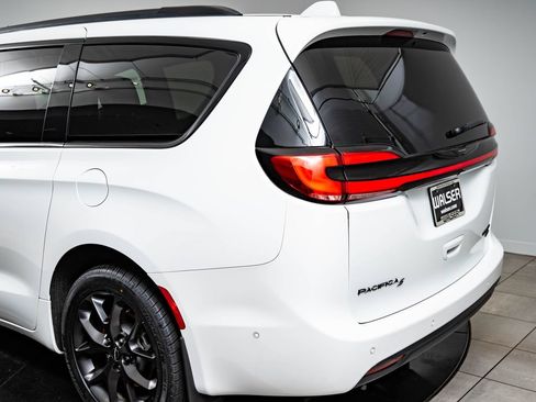 Used 2022 Chrysler Pacifica Limited w/ Uconnect Theater Family Group AWD/4WD image 19