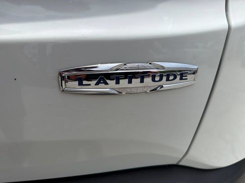 Used 2017 Jeep Renegade Latitude FWD image 10