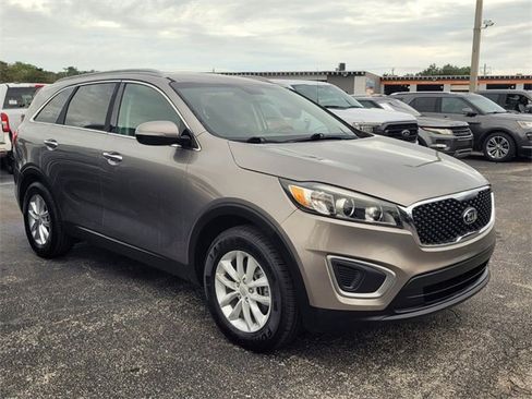 Used 2016 Kia Sorento LX w/ LX Convenience Package image 24