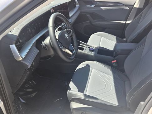 Certified 2025 Volkswagen Tiguan SE w/ Panoramic Sunroof Package AWD/4WD image 10