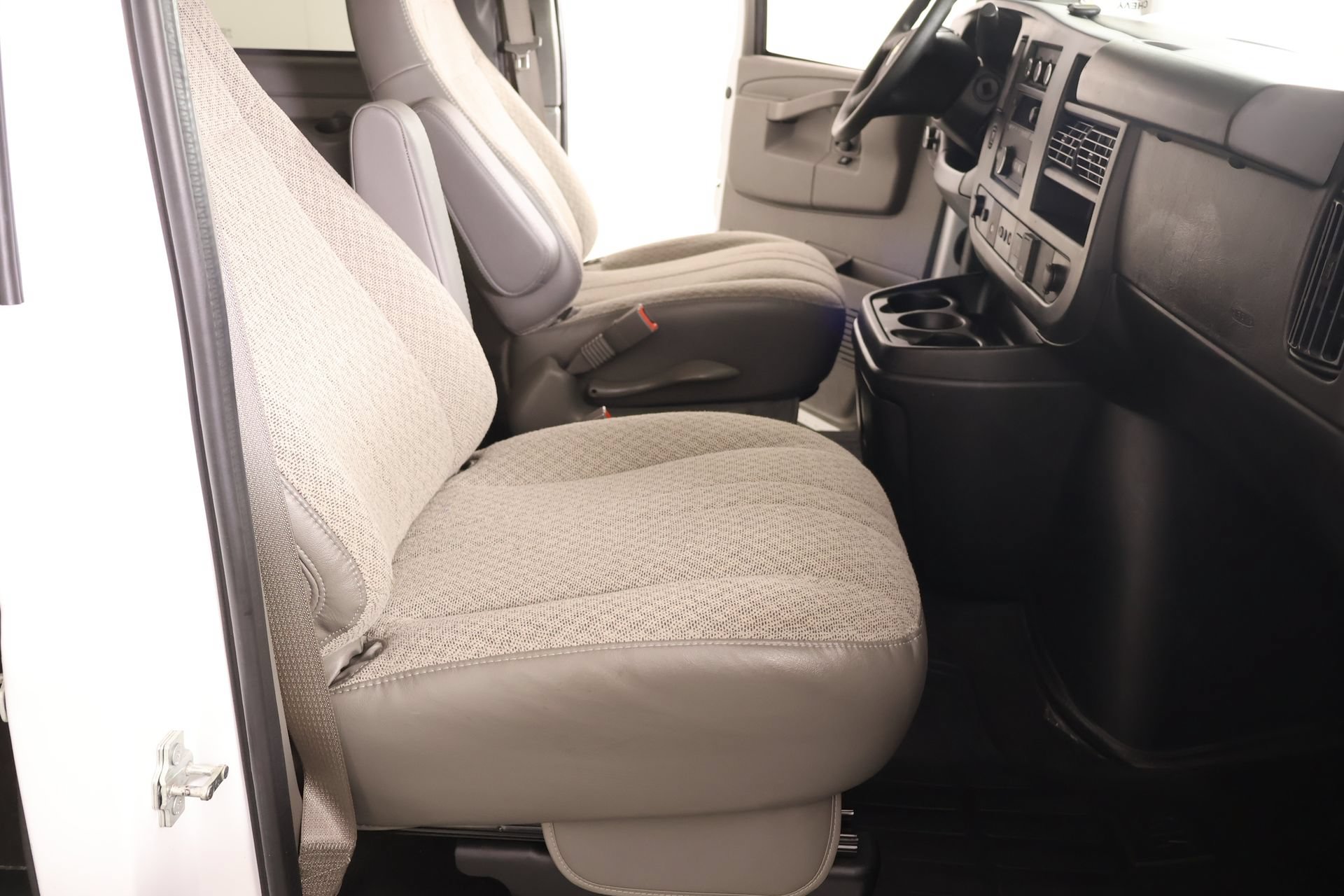 Used 2025 Chevrolet Express 3500 LT w/ LT Preferred Equipment Group RWD image 10
